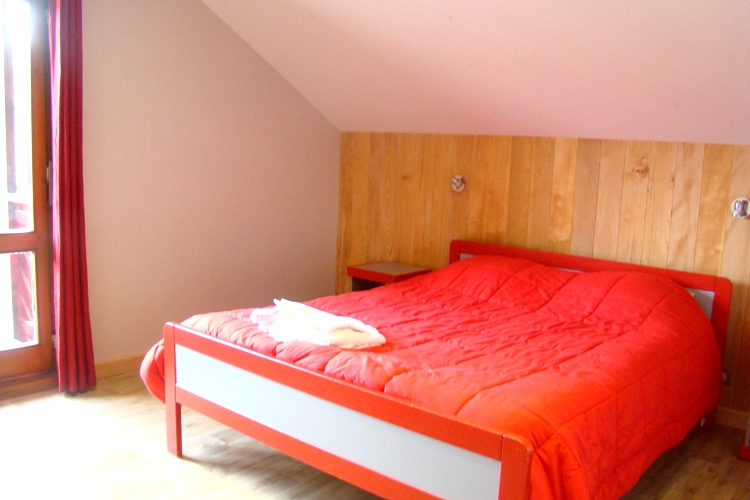 https://closmalpre.qsdev.fr/app/uploads/2024/07/hebergement-chalet-epinette-1.jpg