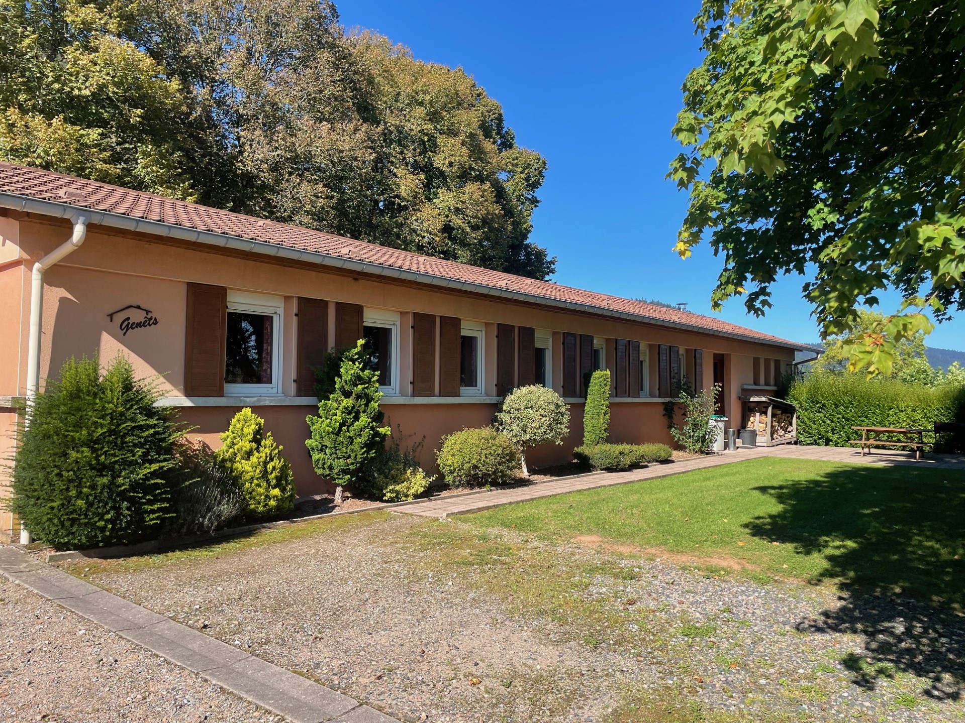 https://closmalpre.qsdev.fr/app/uploads/2024/07/hebergement-chalet-genets-6.jpg