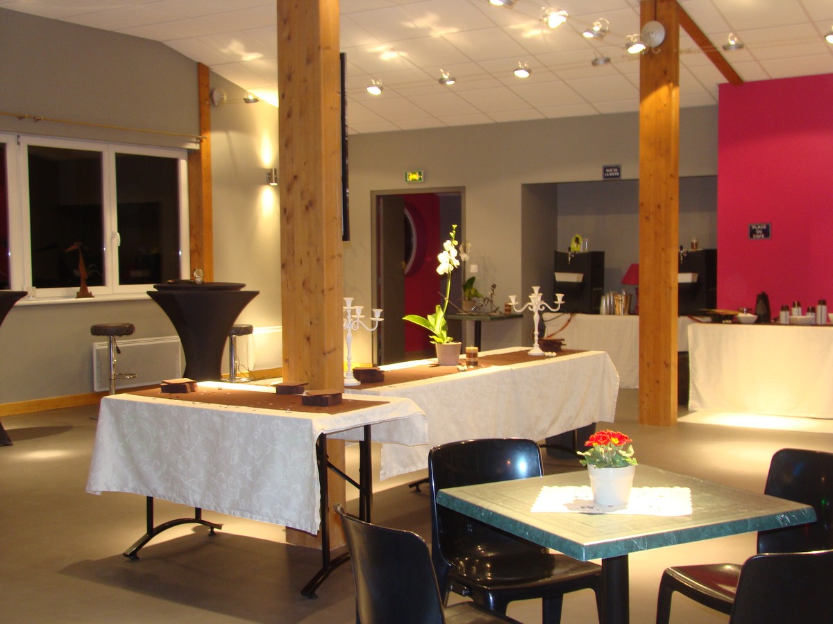 https://closmalpre.qsdev.fr/app/uploads/2024/07/salle-lounge-bar-5.jpg