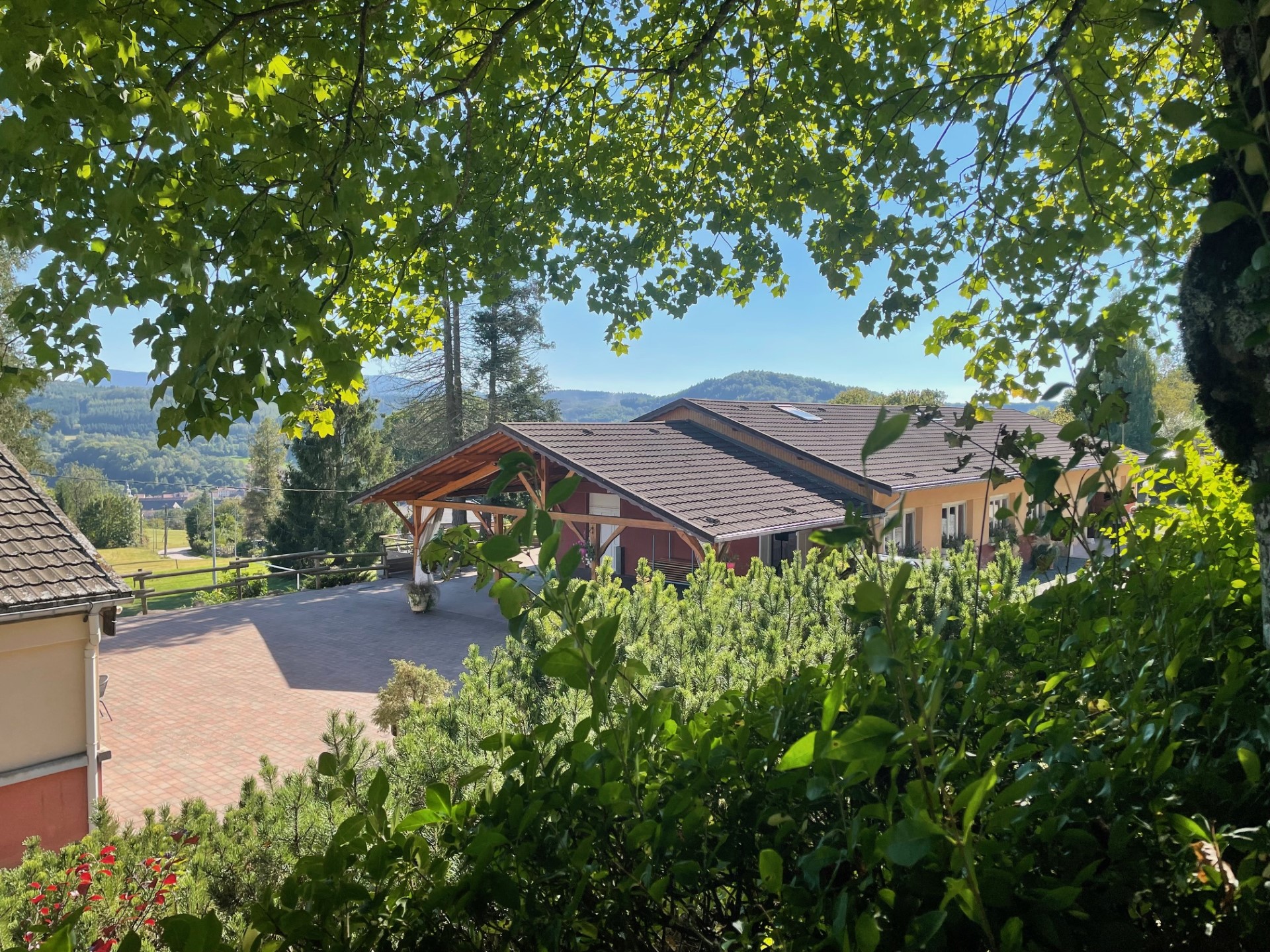https://closmalpre.qsdev.fr/app/uploads/2024/07/salle-reception-7.jpg