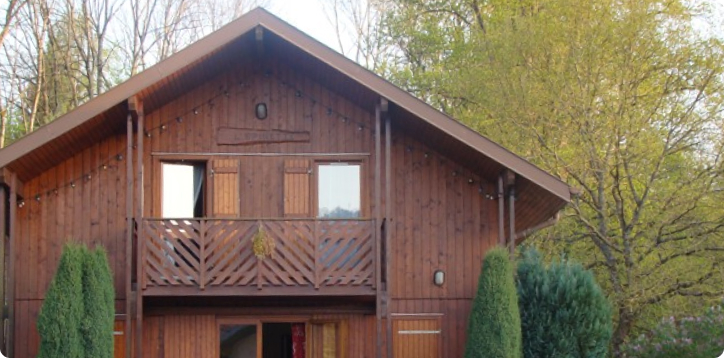 https://closmalpre.qsdev.fr/app/uploads/2024/11/hebergement-chalet-epinette-7.jpg
